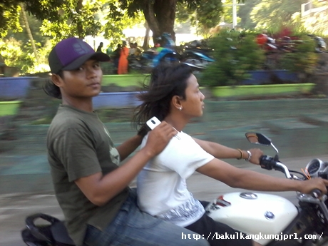 Helm kemana..??   Lupa .. ???     :-(