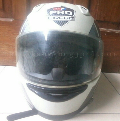 Usia Pemakaian Helm Maksimal 2 Tahun..