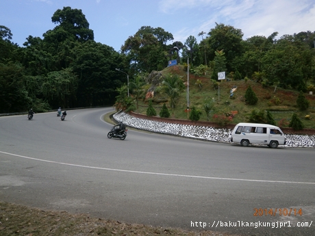 Mengerikan..!! Truk itu Tak Mampu Menaiki Tanjakan dan Lalu Mundur..,Tepat Beberapa Meter di Depanku..