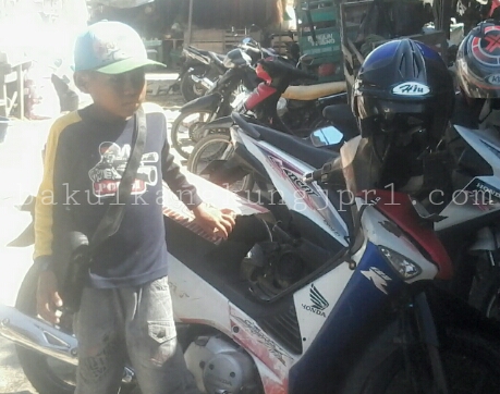 Bocah Ini "Bekerja" di Tempat Parkir,Demi Uang Sekolah..,Piye Perasaanmu,bro..?   :-(