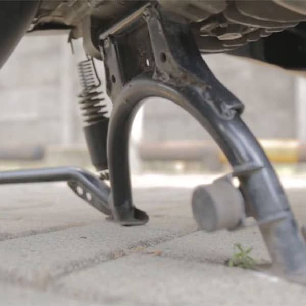 Standar Tengah Motor Matic Macet, Ini Penyebab , Pencegahan dan Cara Mengatasinya.